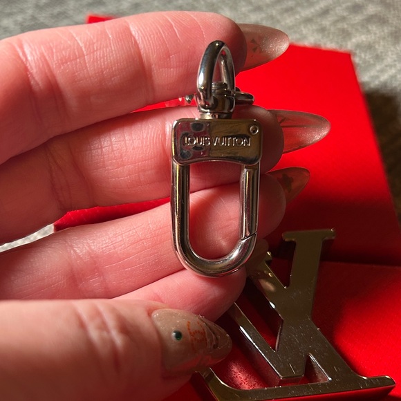 266. Louis Vuitton Silver Keyring - Picture 4 of 9